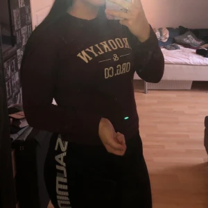 Tjocktröja - Säljer denna snygga tjocktröja då den aldrig används längre! Storlek S så sitter tight på mig som har L. Den är i bra skick. Köparen står för frakten OBS finns billigare frakt men paketet är isåfall inte spårbart!