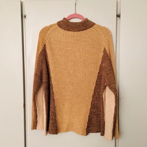 Carin Wester stickad tröja - En varm stickad tröja från Carin Wester✨ Är coolt blockfärgad med klassiska färger. Strl Xs men passar S, den är fint oversized. Slutsåld i alla storlekar. Använd fåtals gånger & är i jättefint skick😍 Perfekt till kalla nu. Nypris:499kr säljer:160+frakt