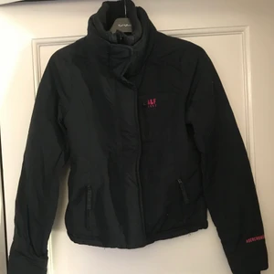 Abercrombie jacka - Säljer denna jacka från Abercrombie & fitch, inköpt i Köpenhamn. Den är perfekt som skidjacka men tyvärr har den blivit för liten för mig.💙💙💙