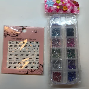 Nageltillbehör - Stickers 10kr, stenar 20kr, luddfria wipes 30kr och pensel 5kr.