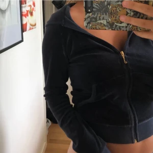Juicy couture zip hoodie!💞 - LÅNAD BILD!💕En superfin zip hoodie från juicy couture som är äkta och i superkvalitet och superskönt💞den är i storlek 14 år men är som en xs-s beroende på hur man vill att den ska sitta💞skriv vid fler bilder, frågor mm, köpt för 1500kr,Priset kan diskuteras💕💕