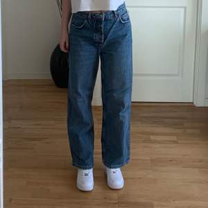 Blå Jeans i Skatermodell från Bershka. För stora för mig som har strl 36. Köpta i Sydkorea. Läderlappen bak på jeansen är bortsliten. Kan skicka fler bilder om man är intresserad! Ställ frågor! 