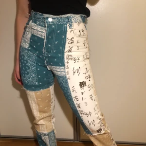 Jardelondon  - Säljer dem här coola och trendiga jeans. Har aldrig använt byxorna utan bara testat för att ta bild. Stoleken är 36 (BUDA GÄRNA)Kontakta för köp eller intresse 🤠❤️