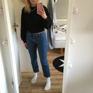 Blåa jeans - Blå ankellånga jeans (jag är 162 cm) som tyvärr inte kommer till användning hos mig längre. I väldigt gott skick. Storlek S  Köparen står för frakten, betalning via Swish💙