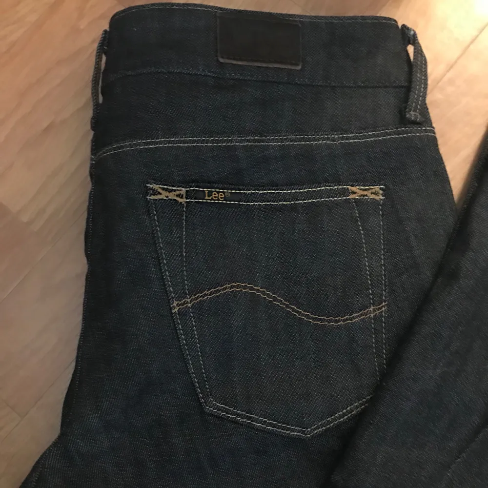 Säljer ett på vintage Lee lowrise jeans. Jag är en 170 cm lång och bär en storlek 36. Köparen står för frakten 💓. Jeans & Byxor.