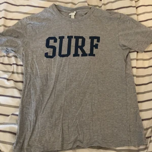 Grå t-shirt i storlek S-M - Säljer denna gråa t-shirt i storlek S-M som är lite oversized men super skön att ha på sig! Passar med i många outfits som med jeans och mjukisbyxor eller till och med som pyjamas! 