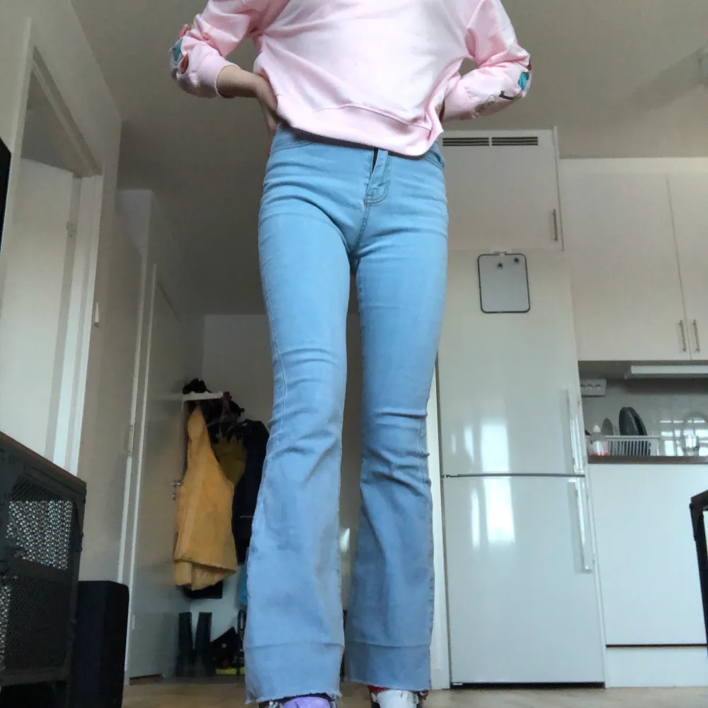 Superfina bootcut jeans! Midjan är 58cm och inner byxbenet är 80cm! Superfina och är super gulliga! Den passar XS och XXS, för referens är jag 167! 150kr inkluderad frakt!. Jeans & Byxor.