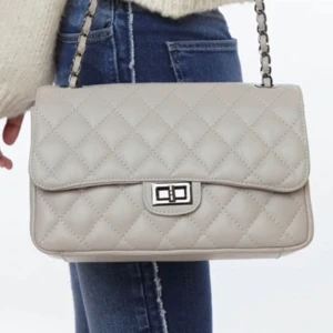 CHIQUELLE väska  - Handväska från CHIQUELLE, använd ett fåtal gånger! 😄