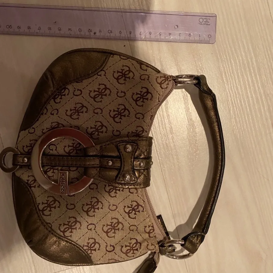 Tiny handbag/purse by Guess. (About the size of a wallet) Never worn and in perfect conditions. 🤍🤎 . Väskor.