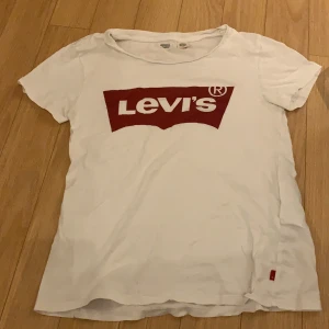 Levis T-shirt, storlek S - Sitter lite tajtare än vad en vanlig S brukar göra 