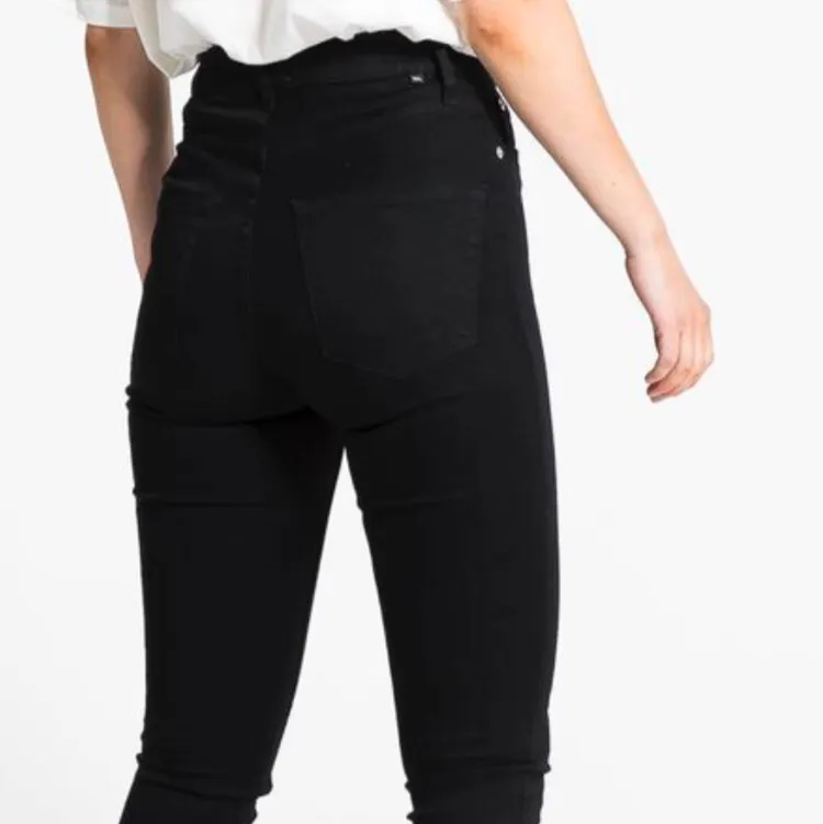 Svarta jeans i modellen Snake (high waist) strl xxs. Lånad bild från Lager157 för att se hur de sitter. Använt skick. Färgen är mest lik verkligheten på andra bilden. . Jeans & Byxor.