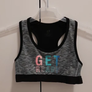 Träningstopp - Denna träningstopp säljer jag för den aldrig andvänds. Den är andvän ett fåtal gånger och är i bra andvändar skick. Strl 158/164 men passar även de som har 170 och XS. Köparen står för leverans. Skriv vid intresse👍🏼