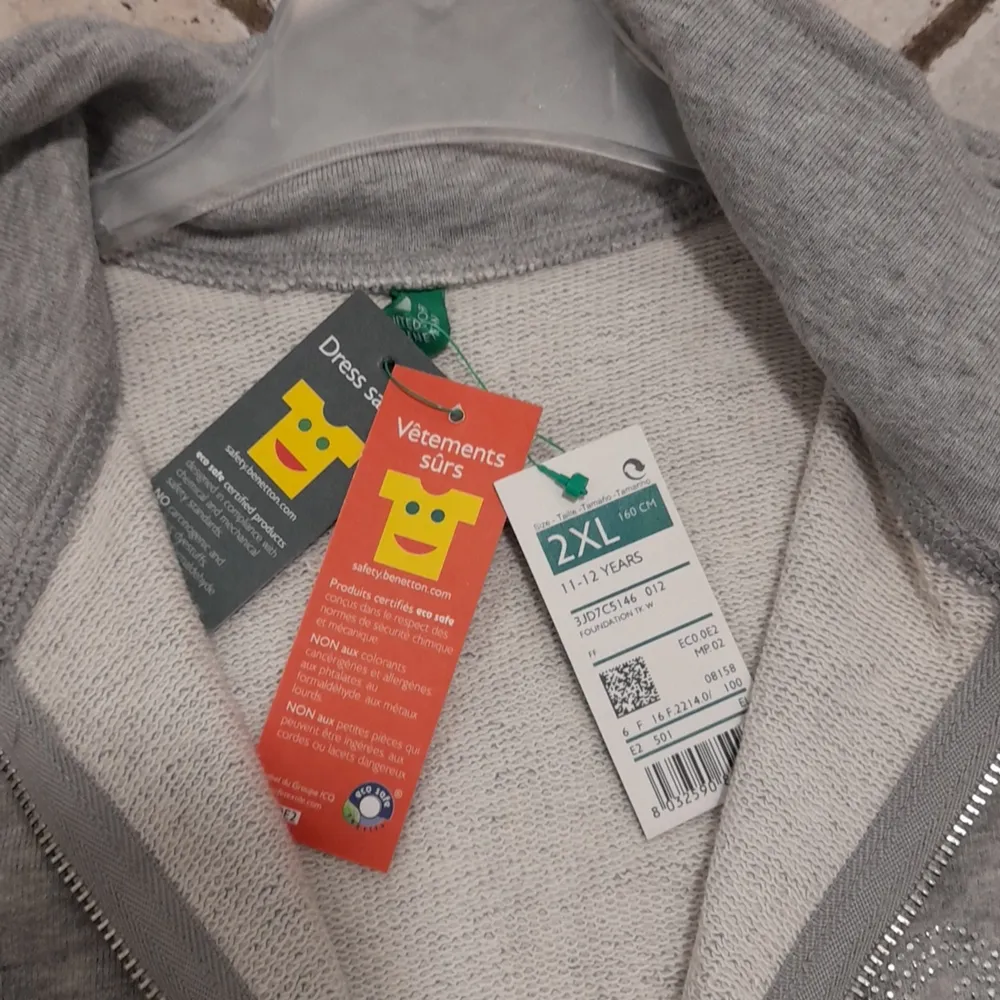 Säljer denna gråa tröja eftersom den aldrig andvänds. Nypris: 249. Den är aldrig andvänd! Den är i riktigt bra skick.😄. Tröjor & Koftor.