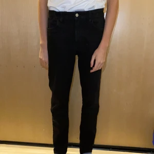 Svarta jeans - Bekväma svarta jeans.🖤  Mycket bra skick. 78% bomull 20% polyester och 2% elastan. Lite strechiga, sköna och stilrena. Går att dra åt i midjan. Storlek 170 varken stora eller små i storleken. DM vid intresse/frågor/fler bilder.❣️ (Det kan du göra här under där det står ”kontakta”) Avhämtning på Södermalm eller frakt till självbetalningspris.:)