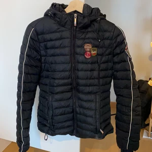 NAPAJIRI VINTERJACKA - vinterjacka figursydd från NAPAJIRI! Jättefint skick!