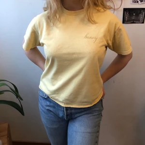 Ljusgul t-shirt  - En fin gul loose fit T-shirt köpt på Brandy Melville💛 Passar storlek XS-M. Frakt tillkommer på 45 kr:)