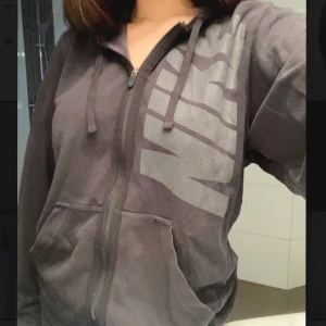 Vintage & oversized Nike hoodie - Säljer min fina oversized Nike hoodie. Den är säljstoppad och har slitningar vid ärmarna som ni kan se på sista bilden. Den kommer över rumpan och har Nike loggan skriven över halva koftan. Koftan är super fin och bekväm.   frakt ingår ej❤️ 