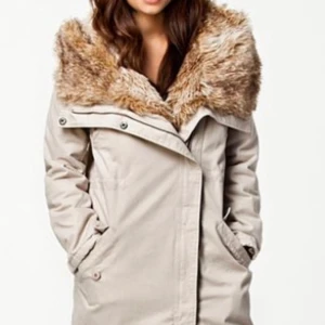 odd molly jacka - säljder denna beiga lite längre jackan från odd molly. köpt för runt 2000 och finns inte kvar att köpa längre💕💕