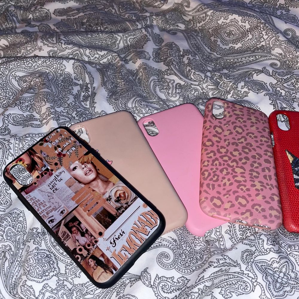 Jättefina skal i massa olika färger och texturer till iPhone X/XS, jag har fått en ny telefon och därav används inte dessa skal längre. OBS! Det röda skalet är värt ca 1200kr därav är priset lite dyrare💕 (man får alla skal för 260kr+frakt)☺️. Övrigt.