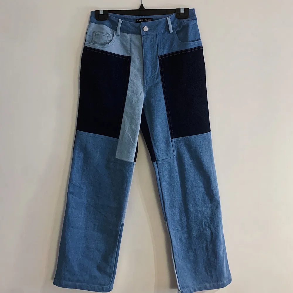 Jeans med patchwork från Shein. Aldrig använda. Strl 36, midjemått 73 cm längd innerben 71 cm. Frakt 66kr. . Jeans & Byxor.