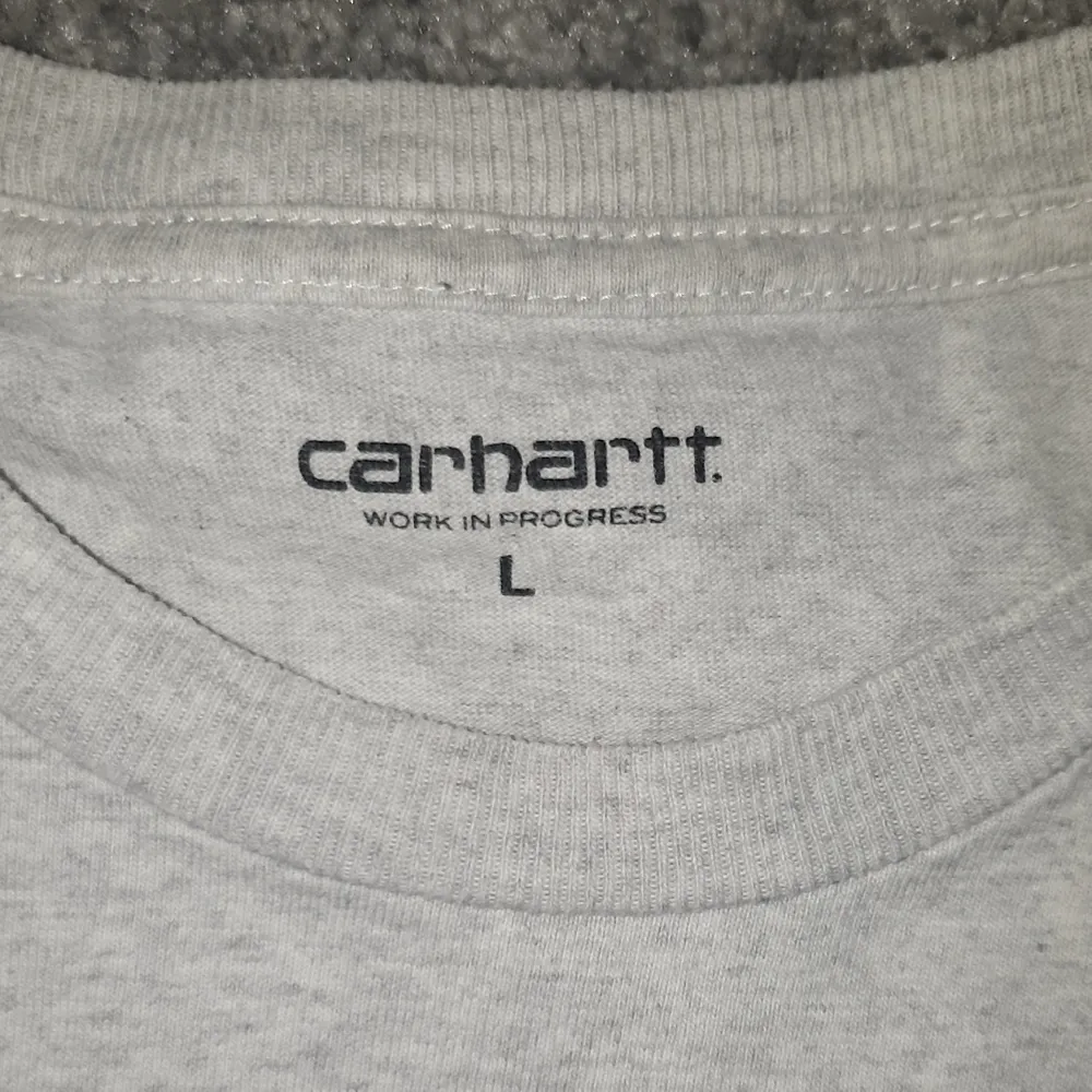 En grå carhartt t-shirt, skulle säga den känns mer som en medium. Betala med swish, köpare står för frakt. . T-shirts.