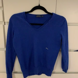 Blå tröja - En blå ralph lauren tröja. Sällan använd. Pris kan diskuteras 