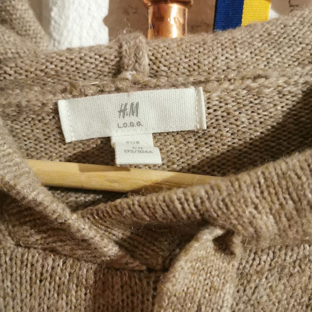Jätte mysig hoodie. Sticks inte alls har andra hoodie hag använder mer än den så darför säljer jag den. Vid fråger eller andra funderingar så är det bara att skriva 💞 💞 💞 💞 . Huvtröjor & Träningströjor.