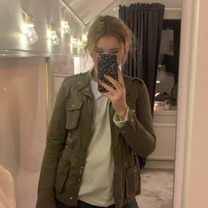 Hm. tunn jeans jack. STORLEK 34 - Okej skick med guld detaljer och fickor 