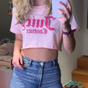 Säljer min supercoola och trendiga t-shirt från juicy couture❤️ Har klippt den själv då jag ville ha den lite kortare✨ Tröjan är ifrån barnavdelningen men den sitter väldigt bra ändå😎 skeiv gärna för föer frågor eller bilder💕