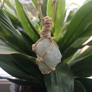 Akvamarin Halsband - Handgjort makramé halsband gjort av beige bomullstråd och rå Akvamarin. Halsbandet är även justerbart! Alla kristaller jag säljer är äkta. Har du några frågor så får du gärna skriva till mig privat. Frakt: 11kr 🦋