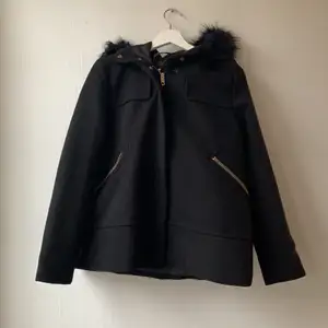 En svart Zara jacka i fint skick. Säljes för har ingen användning av den. Pälsen är fake men mjuk och fluffig. Ordinarepris 599kr säljes för 250kr + frakt. Storlek M