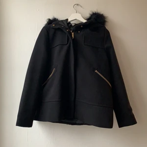 Fake päls zara jacka - En svart Zara jacka i fint skick. Säljes för har ingen användning av den. Pälsen är fake men mjuk och fluffig. Ordinarepris 599kr säljes för 250kr + frakt. Storlek M