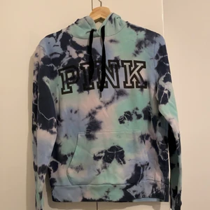 Victoria Secret-Pink  - En tie-dye huvtröja!!!! Med blå lilla gröna färger i storlek S från Pink-VS 