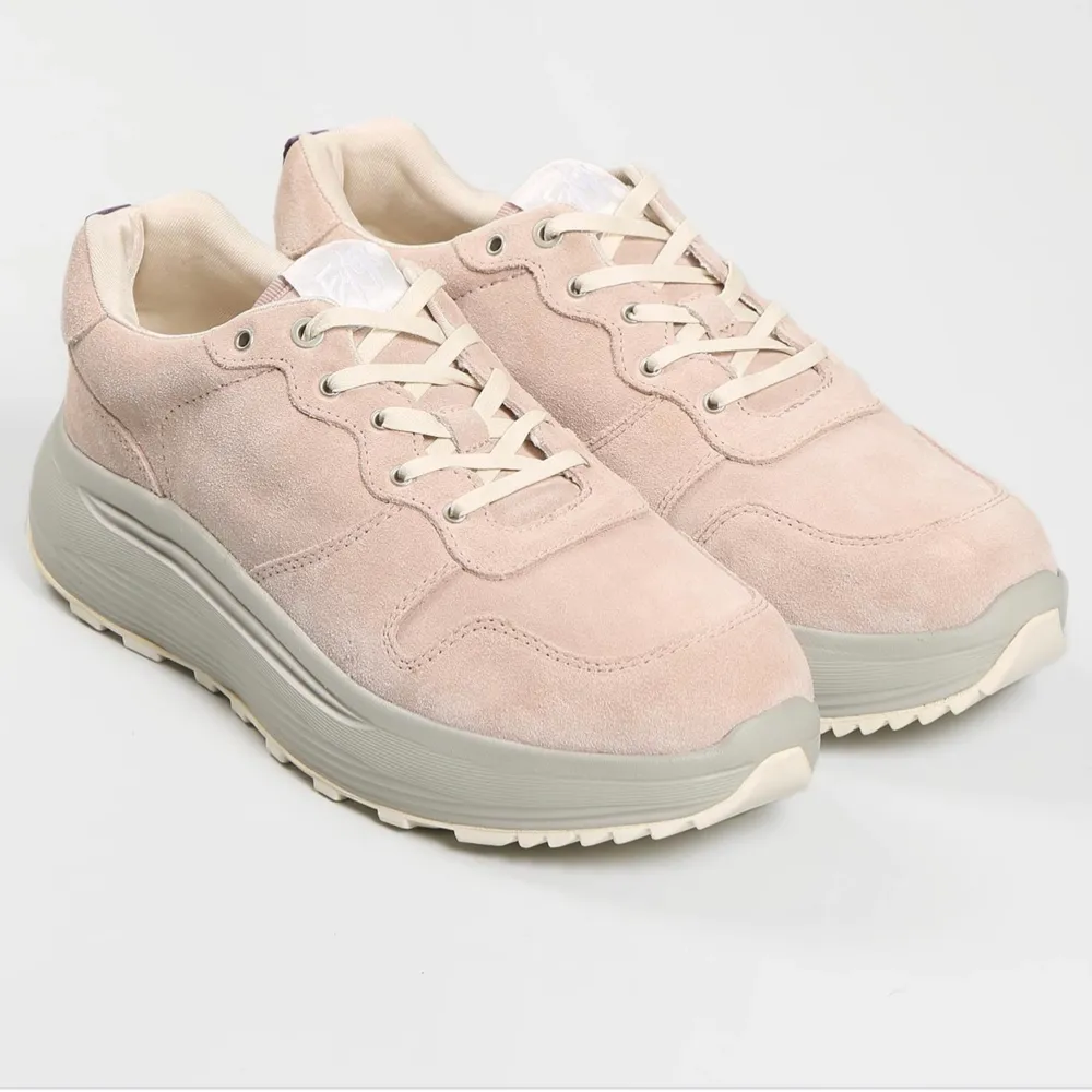 Eytys ”Jet Combo Suede Sneakers” i rosa, med grå sula. Använda max 6 gånger. Liten fläck på framsidan av ena skon, därav det lägre priset. Annars felfria!. Skor.