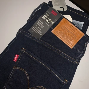 Levis jeans  - Helt nya High rise skinny Levis. Storlek 28 i midja 30 i längd. Nypris 9-1200kr  säljer dom nu för 650kr. 