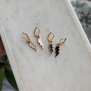 Nya örhängen!! Guld med svart eller rosa blixt💕💕💕 69kr/par, finns mer på instagram s.byelsa