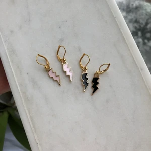 Örhängen - Nya örhängen!! Guld med svart eller rosa blixt💕💕💕 69kr/par, finns mer på instagram s.byelsa