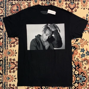 Oanvänd svartvit XXXTENTACION merch t-shirt - XXXTENTACION merch i nyskick; aldirg provad, aldrig använd 🎶 Svart t-shirt med svartvitt porträtt av rapparen + citat på ryggen i grå kladdig text och texten ”xxx” i små bokstäver ovanför! I och med att färgerna är neutrala är det ett plagg som går att användas för vad som helt?!: mjukiströja, klä upp den med et par kostymbyxor och boots eller klä ner den med ett par baggy jeans och vita sneakers!  Alla priser är inkl. frakt och alla plagg tvättas innan de skickas iväg
