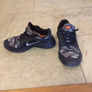  - Snygga sneakers från Nike, endast använda ett par gånger så de är i nyskick! 