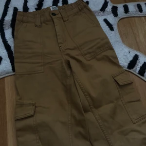 Cargopants från Urban - Beigea cargopants från Urban Outfitters. Storlek W24. Möts upp i Sthlm eller fraktar, köparen står för frakten 🌸