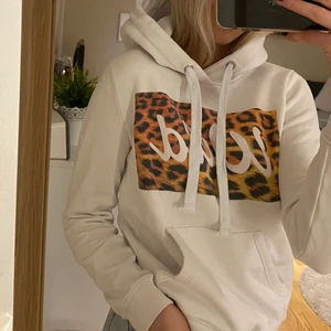 Vit hoodie med tryck - Vit hoodie med tryck.