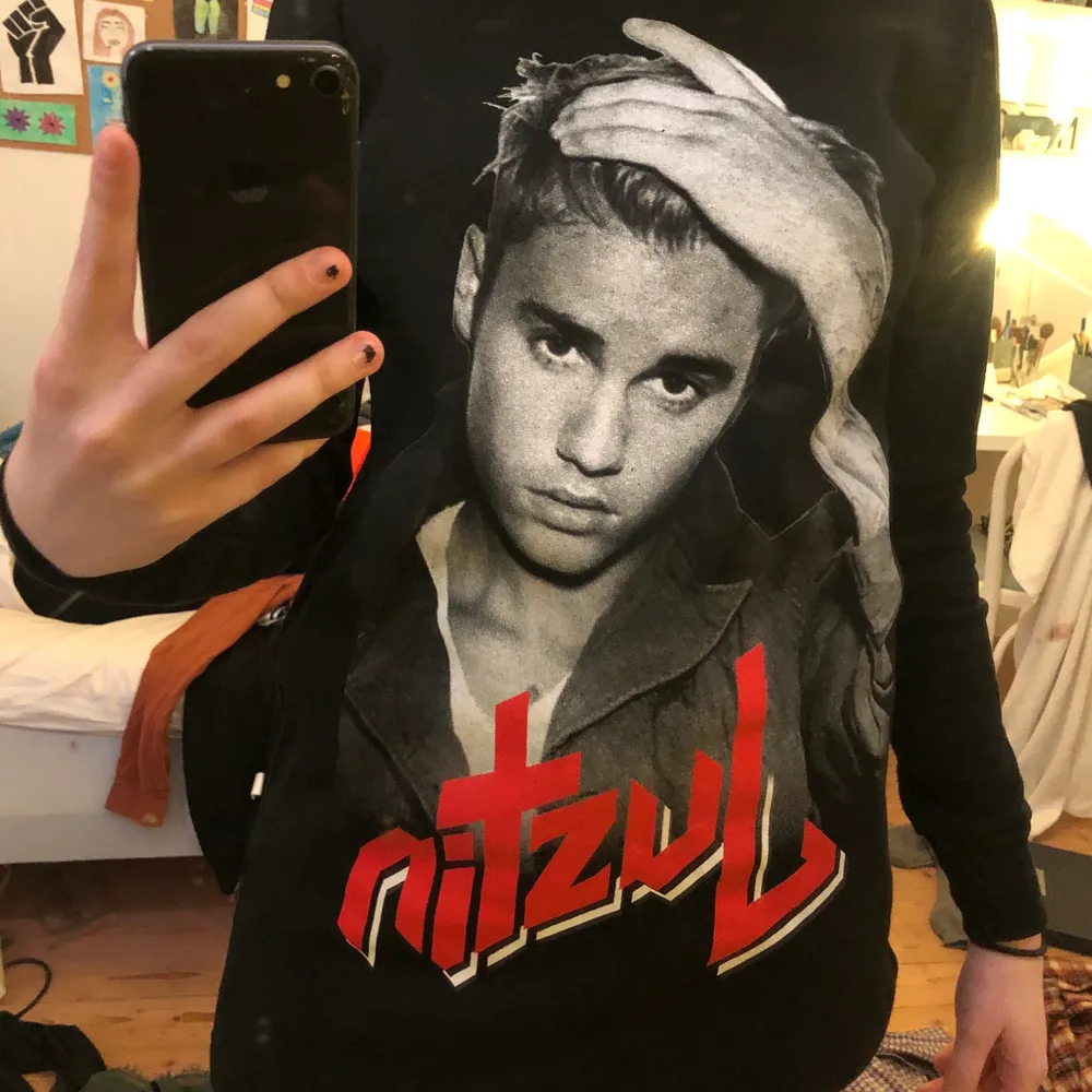 En tröja med Justin Bieber på. En bild på han på framsidan och sen står det ”Justin Bieber” på båda armarna. Den är ganska lång och är lite fluffig på insidan . Tröjor & Koftor.