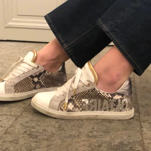 Zadig ey Voltaire sneakers - Säljer dessa otroligt fina sneakers från Zadig er Voltaire! Förutom lite smuts på skosnörena som går bort i tvätten så är de i perfekt skick! Nypris: 2000 kr, säljer för 1000 kr + frakt på ca 150 kr. pris kan diskuteras!