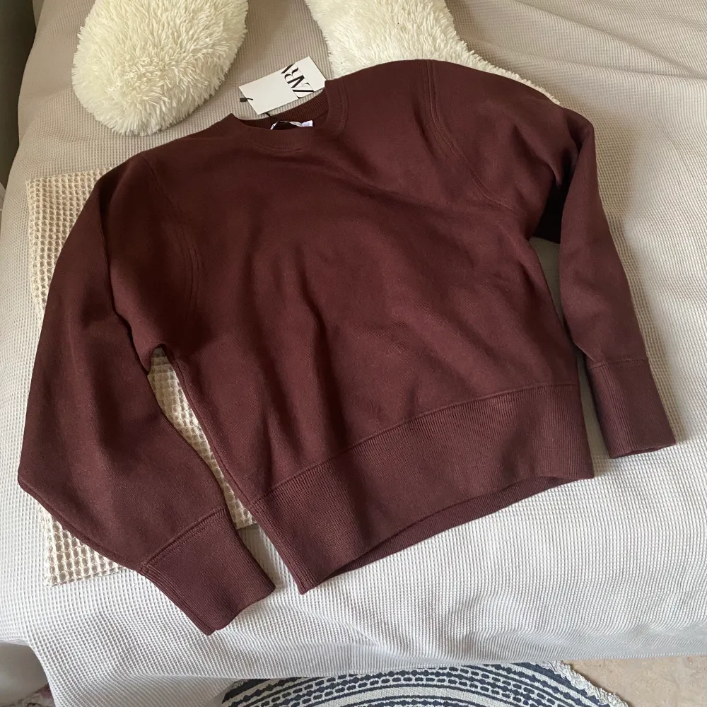 Helt ny sweatshirt i jätte skönt stickat material!! storlek S, säljer för att det inte riktigt är min färg💗. Tröjor & Koftor.