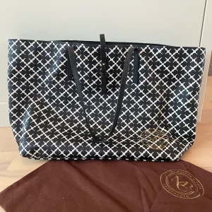 Malene Birger väska  - Stor rymlig axelremsväska från Malene Birger. Väskan har två mindre fack, ett stort med dragkedja samt en nyckelknippa. Mycket bra skick! Dustbag medföljer 🥰