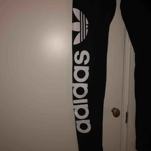  - Tights från adidas, supersköna men passar inte. Använda enstaka gång. Passar både till träning och mys. Frakten betalar köparen. ❣️