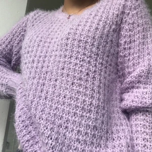 Stickad tröja  - Säljer denna sjukt gosiga tröja som är helt ny och aldrig använd då den är för stor i armarna på mig. 70kr eller buda i kommentarerna💗 Frakt tillkommer