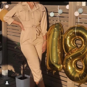 Byxdress - Säljer denna byxdress från Nakd i storlek 32 men passera 34 också! (Kan passa 36 också)! Nypris kring 500kr, säljer för 230kr + frakt! Den är använd 1 gång (Dagen då bilden togs) 🤎