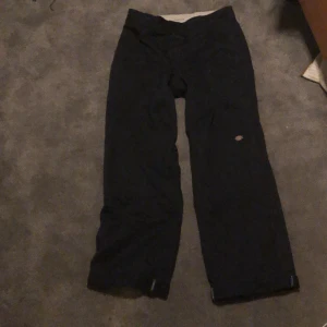 dickies loose fit double knee work pant - Ett par svarta dickies byxor. loose fit. double knee. 7/10 i condition. 32/32
