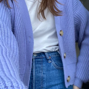 Lila kofta från Zara - Kofta från Zara i ljuslila färg! Mysig och lite oversized. 💜 Perfekt som värme på vintern eller ”jacka” på sommaren!🌿